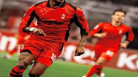 “利物浦英联杯半决赛大胜热刺，范迪克关键进球助队挺进决赛”